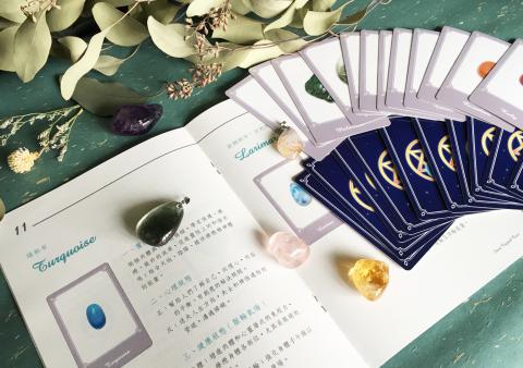 堤亞插畫設計 - 為靈聽工作室所設計的占卜卡牌及說明書(包含後製印刷)作品詳情https://www.behance.net/gallery/65930277/SamaCrystal-card