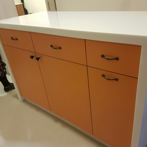 威李工作室 - 以系統儲櫃結合大理石檯面的中島,除了下方收納使用之外,也可將不想看到的(垃
圾桶)規劃於此