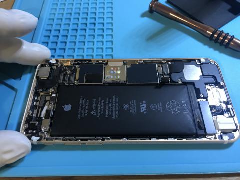 修修Phone行動維修服務 - 6/24 臨時案件
因電池膨脹導致屏幕側邊分離。
更換電池。