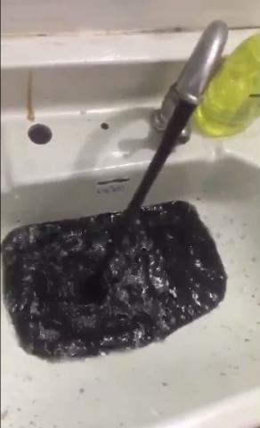 管可淨 - 抽用地下水，水管含大量雜質，洗出的水最黑