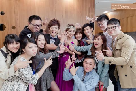 婚攝許小傑 - 合照也能很歡樂!
建議新人的家人及好友,務必留到最後再走。
這樣才有充實的時間,拍些不一樣的合照~ 婚攝許小傑 - 合照也能很歡樂!
建議新人的家人及好友,務必留到最後再走。
這樣才有充實的時間,拍些不一樣的合照~