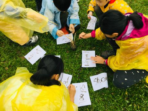 張珈御 - 帶著孩子Outing，舉辦資助尼泊爾計畫，讓孩子體驗尼泊爾沒有筆的生活，應該如何書寫呢？