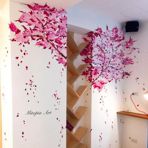 Mitopia彩繪活動承辦與教學 - 『藝術空間彩繪設計』-咖啡廳 主題牆面彩繪

   本次合作客戶為『微貳獨冊』販售獨立書籍，選物與咖啡。店內挑選商品的中心概念以『四季』為主軸。本季書店主題「春天」，邀請我幫入口那面區塊做牆面彩繪。        Mitopia以原本就安排在中間的木製層架爲樹幹去構想畫面，牆面兩側延伸出春天櫻花樹盛開的場景，因牆面本身有前後深度差，彩繪可依照著本身條件去做變化，不對稱性的彩繪設計從店內或店外的