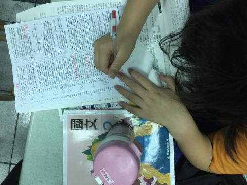 陳英磊 - 很多孩子（我要強調真的很多）不是不想讀書，而是「不知道怎麼讀」。爸媽師長唸久，就變得皮條了，如這位國二女生。

教她讀書方法、規定好各科複習SOP，這孩子馬上進入狀況。