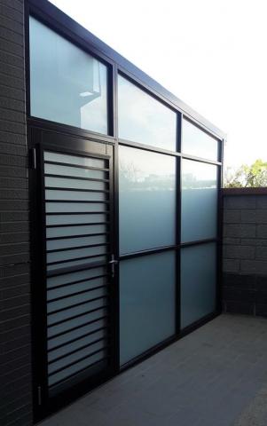 展翔鋼鋁門窗 - 玻璃屋
固定框 + 三合一通風門
咖啡色骨料
8mm噴砂玻璃