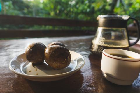 LIAN - 拍攝台灣好型大樹祈福線導覽影片中的景點介紹照片-龍目社區咖啡茶葉蛋