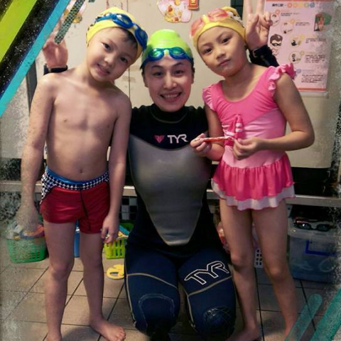 甘筱如 - 學生泳齡: 
左一: 3y-7y
右一: 5y-8y 

目前一年級、三年級，繼續學習中。
比賽經驗: 50m自由式  深水池