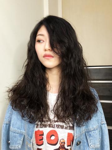 Mika - 復古捲髮
最近復古的風潮 ，不只席捲時尚圈 ，連髮型也穿起了復古風耶～????
如果妳也喜歡  專屬復古風格  特有  的一種氣息.
       這款髮型就很適合 ，喜歡個性帶有女人味的年輕女孩！??

快來找我吧！  為你設計適合妳的髮型吧

MIKA Llne ID➡mikasetting 
Multi salon 地址➡台中市一中街138-31號
預約電話-04-2225435