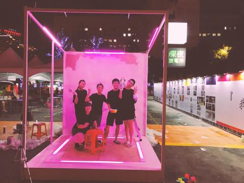 深夜放電所 - 2017/10月在信義區貨櫃市集的裝置藝術屋，此為半成品。
夥伴們一起留念的工作照。


