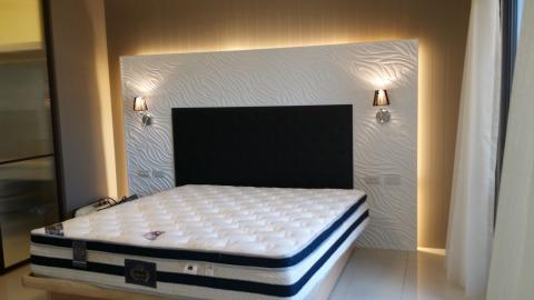 和怡室內裝修工程有限公司 - 浮雕床頭牆。金咖啡壁紙。燈光設計下，透過黃色光源，打造出柔和的舒適感。
