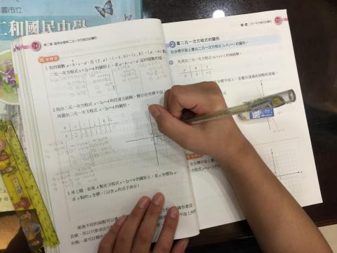 陳英磊 - 依照孩子需求選擇適合教材。對於班排成績1/3以後的孩子，建議優先熟練學校老師安排的教材。