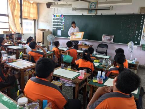 雪尹 - 帶五年級學生畫濕水彩