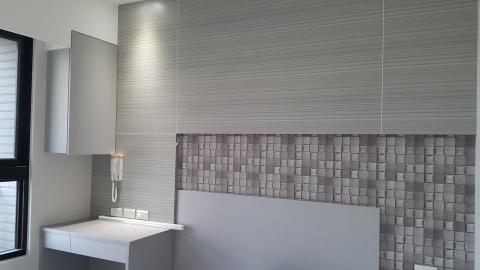 英家文創工程 - 床頭造型……
窗邊牆角可增加收納櫃，讓雜物也有好收藏。