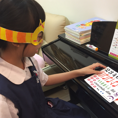 劉老師 - 依照不同年齡層，使用不同教學法，利用不同教材與教具來幫助學生吸收～