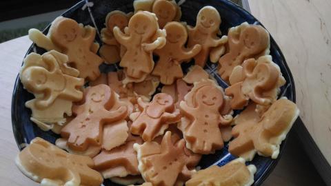 線上教英文/翻譯 - 不便提供學生們的照片，但是他們都是帶著微笑上課的!