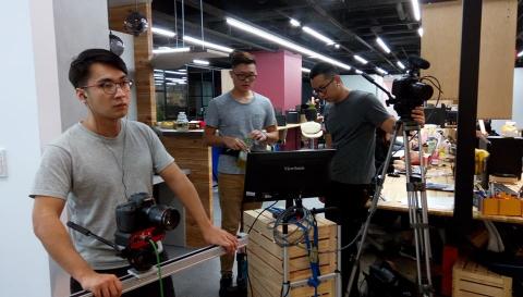 Ben 影音視覺 - 此為拍攝巨匠英文教學影片
我們使用Canon雙機系統，並且外加螢幕。
主要是讓客戶了解拍攝的構圖，此舉做法能增加與客戶上溝通順利。