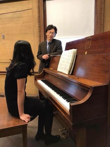 李沁縵 - 接受鋼琴大師班指導畫面。