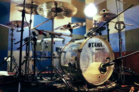 何強 - 【公開營業通知】- 所提供的服務項目

即日起，小弟的鼓室即將公開營業，相關照片會在此發布
以下是我公開營業所提供的(超級優惠的)服務項目

1.錄音、側錄、拍影片需求的朋友們：

許多鼓手想找一個地方可以拍帥氣有質感的打鼓影片，或是想要聽聽自己打鼓實際錄音聽起來如何，煩惱沒有地方讓你做這件事情？

您不需要到外面租昂貴的錄音室!

小弟的鼓室提供錄影（最多六台攝影鏡頭）＋錄音（鼓組完全收音）的服