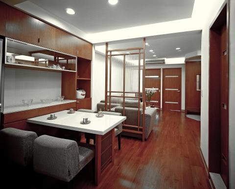 京采空間設計 - 北投 中和街設計翻修住宅 – 鄭小姐
面積:三房兩廳一衛 / 18坪 (實際使用) 。 
人口:2人。
風格:現代簡約。
中古屋設計改造,主要是單親家庭小坪數為主的溫馨小宅 (麻雀雖小五臟具全),極大化空間改良與機能利用率是成案重點,因為空間不大…透過簡易玻璃隔屏直接為屋主強制界定出客、餐廳區域的分配比例;
門口以清水板岩磚地坪拚花手法處理取代意象的玄關 (因為沒能有玄關)。
 京采空間設計 - 北投 中和街設計翻修住宅 – 鄭小姐
面積:三房兩廳一衛 / 18坪 (實際使用) 。 
人口:2人。
風格:現代簡約。
中古屋設計改造,主要是單親家庭小坪數為主的溫馨小宅 (麻雀雖小五臟具全),極大化空間改良與機能利用率是成案重點,因為空間不大…透過簡易玻璃隔屏直接為屋主強制界定出客、餐廳區域的分配比例;
門口以清水板岩磚地坪拚花手法處理取代意象的玄關 (因為沒能有玄關)。