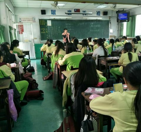 邱妤柔 - 擔任樹德家商社團指導老師