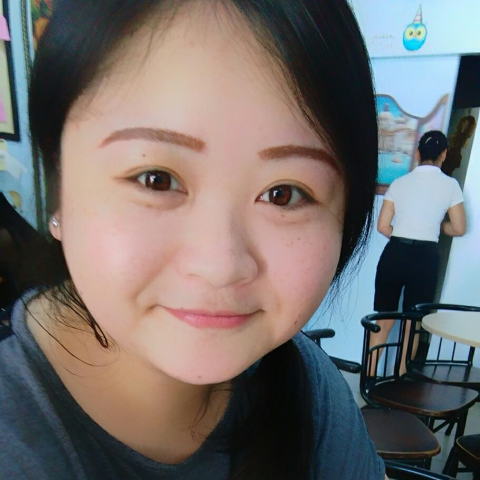 提供修眉毛服務的專家賴小姐