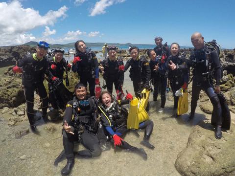 墾丁環礁潛水(旅)中心 - 自由自在的潛水
標準化的體驗潛水流程，採1VS1與1VS2體驗潛水，