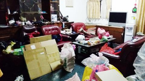 曾小姐 - 搬家清潔/搬出
客戶第一次請人打掃，屋子充滿垃圾