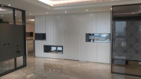 飛凡室內設計工程公司 - 大門通往客＆餐廳玄關
用類柵欄方式呈現牆面，也將公共廁所做於隱藏