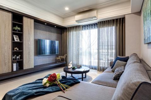 悅 設計 - 優雅平衡的生活品味，引客廳的明亮採光，周邊環繞各種細緻面材，創造細膩的立面表情

一個人的單身豪宅！ 英式古典 