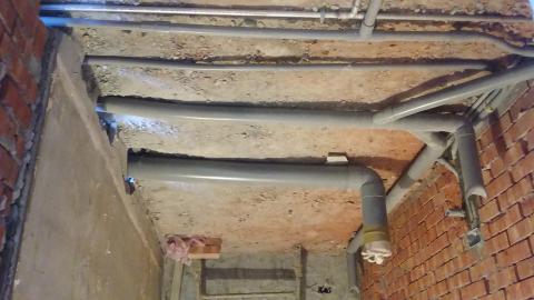 统理水电 - 浴室管路配置，冷，熱水及污，排管路重力流施作。