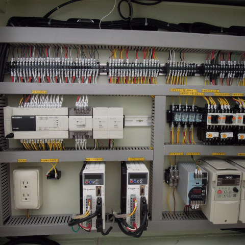 碩良實業股份有限公司 - 主控盤
三菱PLC
伺服馬達控制 3相馬達變頻控制