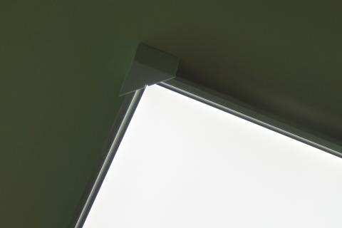 新竹縣竹東鎮3D列印專業代工 - 輕鋼架用LED燈無法安裝在樓板上，自行設計、列印LED燈固定角座。安裝後點燈情形。