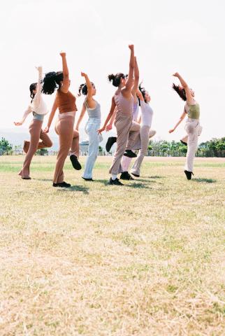 Fly - Evian x Antiquee Summer video girls 側拍