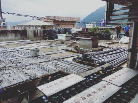 翔鴻工程公司 翔鴻防水工程公司 - 公寓大樓頂樓防水，隔熱施工。清除整地