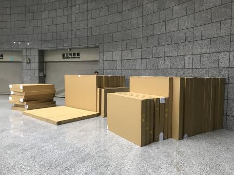 小悠兔生活 - 組裝前的迷宮城牆.高度1米5.