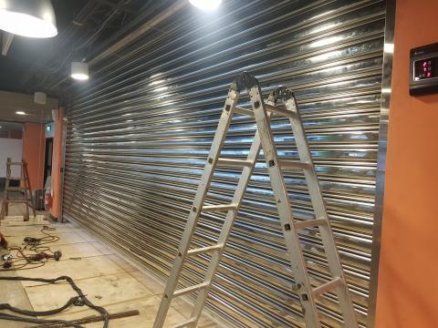 杜先生 - 八米多的白鐵捲門