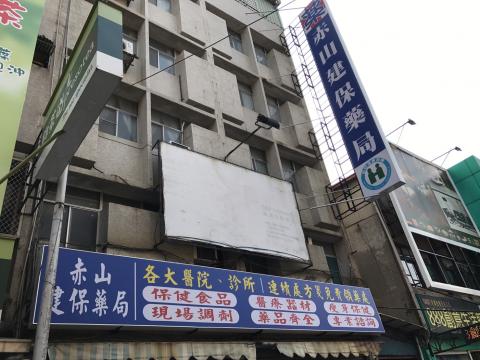 優質廣告設計工程有限公司 - 藥局無接縫3M軟性招牌