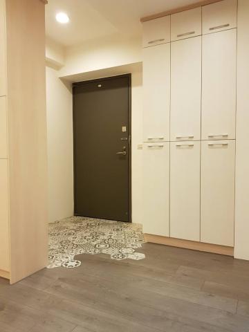 謝鈞洋 - 六角磁磚拼接木地板