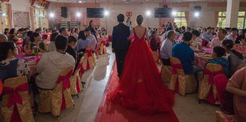 MR.TURTLE/JnewsStyle - 猜猜看這是哪間餐廳?
一直以來青菜蘿蔔各有喜好
長輩中意流水席的菜式好
而新人通常喜歡餐廳氣氛佳

現在活動中心也能拍出餐廳的氣勢
JnewsStyle用心一定會讓您滿意
每一埸拍攝總是出動最好的器材
就是為了給新人留下最美的回憶

#巨星風采我來安排
#妳負責風華絕代