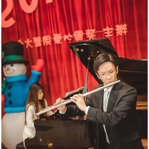 長笛首席郭老師 - 擔任臺大醫院音樂志工，每月固定義務演出