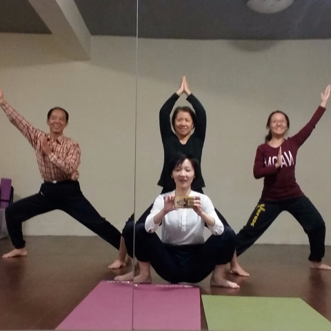 照見瑜伽 - 身、心、靈平衡，隨時隨地陪伴著我們每一天的健康 - 家庭瑜伽，帶來歡樂與健康。