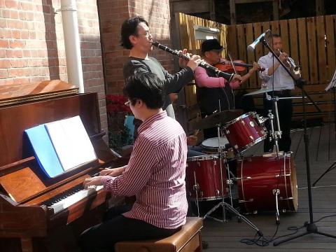 雨咚奇異科技有限公司  - 山酒樂團在台南市立古蹟 日治時期 知事官邸的露天小演出