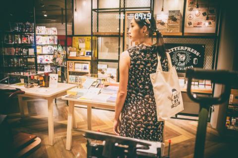 李宏政 - 商品攝影，以提袋應用搭配為發想，結合情境創造購買力。