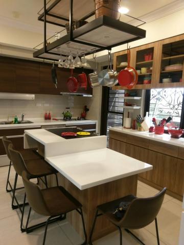 大楊室內設計工作室 - 新訂作的中島，吊架，餐櫃與原來的廚具構成美麗的開放廚房