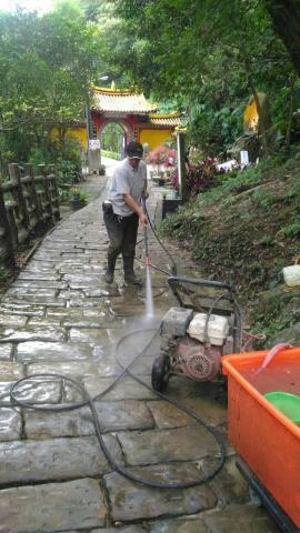 明德水電吊卡車工程 - 清洗路面