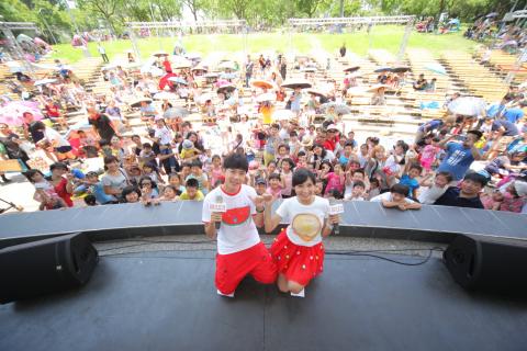 王宸緯 - 2018年亞尼克寫生比賽中請，主持人集合台下的民眾一起來為這次的聖會留下合照