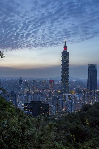 孔繁毅 - ©版權所有請勿使用 大暑的傍晚,大汗淋灕地爬上山拍101,隨著夕陽西下,泛藍的色調讓心情降溫不少.