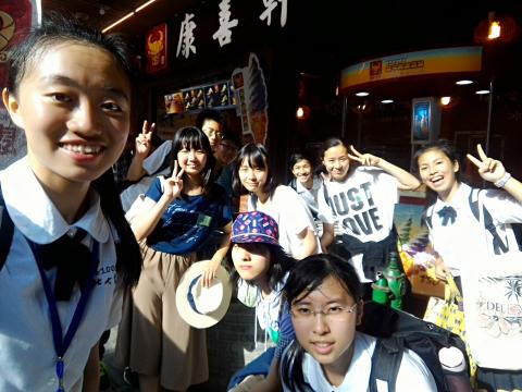 三峽皇翔玉鼎 - 高二下學期代表學校接待日本茨木高校的學生，教他們說中文，讓他們體驗和老闆買金牛角。