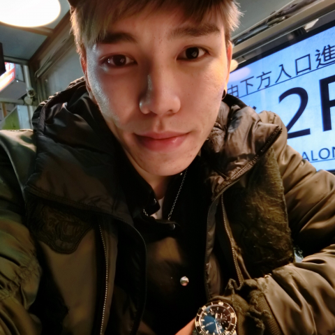 提供髮型師服務的專家Eason