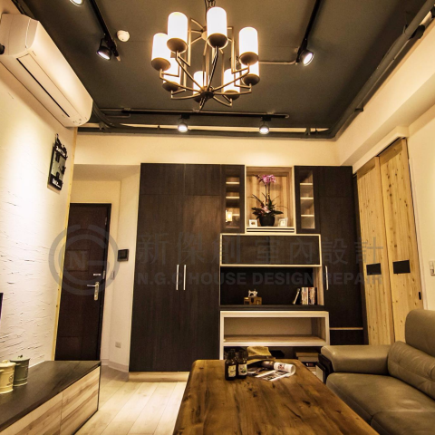 新傑創室內設計裝修有限公司 -  Loft一詞的本義指的是倉庫及閣樓，但這個詞在二十世紀後期，逐漸變成一種時尚又時髦的居住空間設計。 藉由設計師與屋主巧妙的溝通之下，營造出復古氣息濃厚的年代感，彷彿走入舊時回憶之中，居住起來也多了一份溫度，相較於裝飾性高的擺飾品，用個人喜愛的收藏品加以擺設，更能貼近生活。 